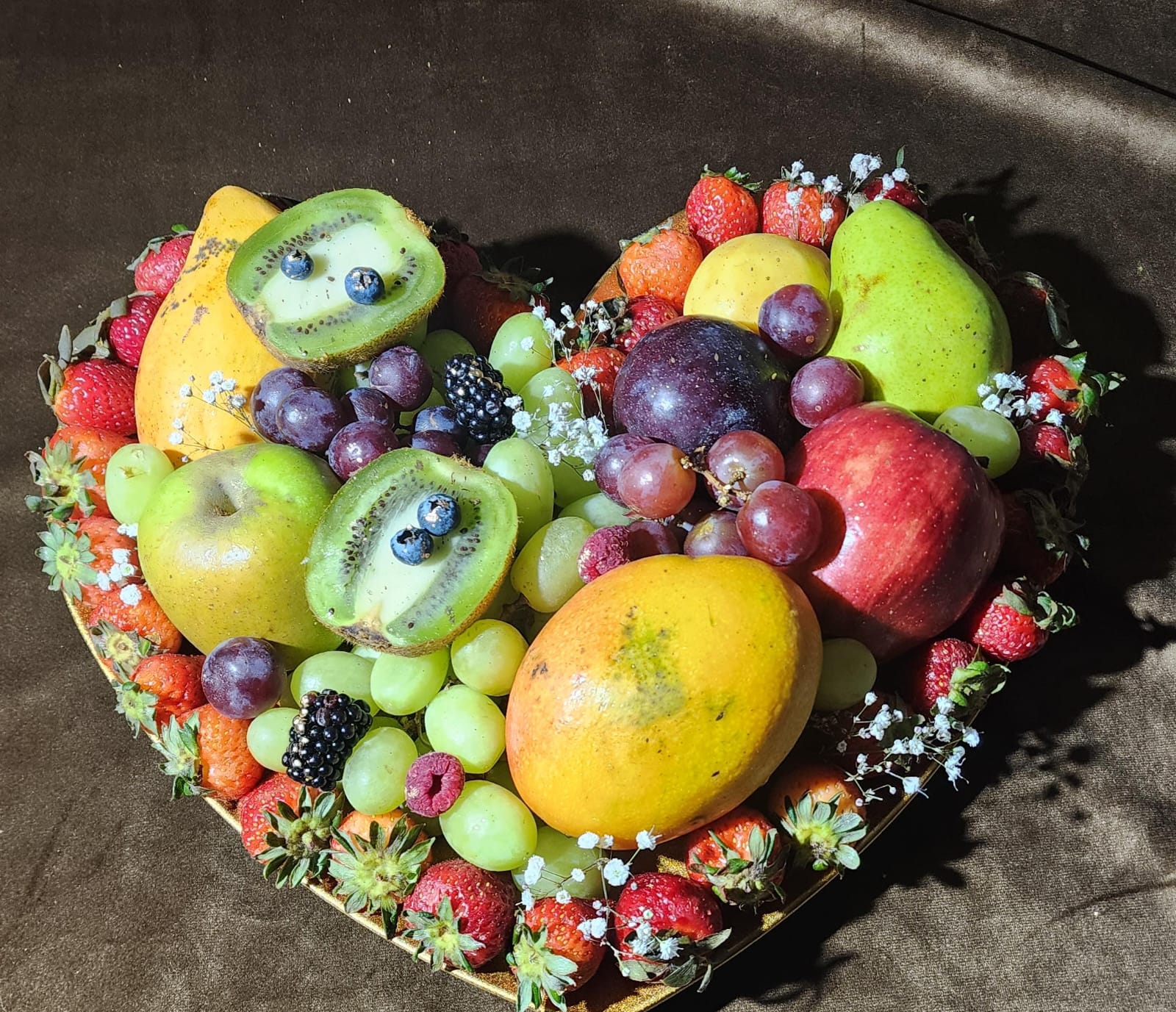 "La Ciencia detrás de Regalar Frutas: Beneficios Psicológicos y Físicos"
